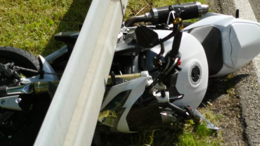 H1 Kleineinsatz Motorrad klemmt…