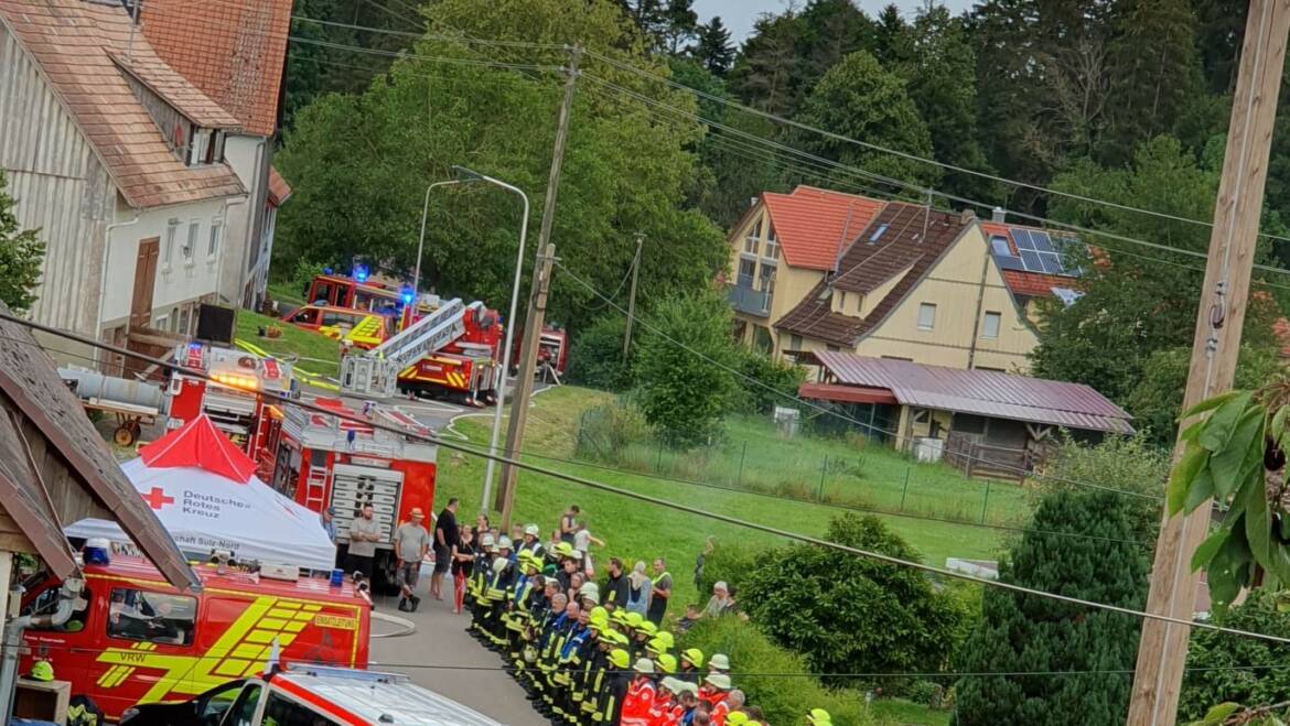 Gemeinschaftsübung mit der Feuerwehr Sulz mit ihren  Abteilungen Hopfau, Dürrenmettstetten, Glatt und Sulz Stadt auf dem Brachfeld